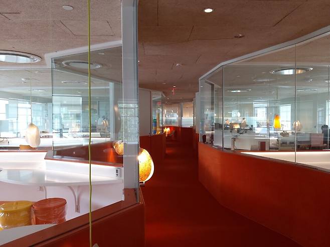 미국 로스앤젤레스(LA) 시내에 자리한 ‘더 프리저브’ 2층은 안과 밖이 잘 보이는 실내 공유 사무실 10여개가 있다. 김광수 선임기자