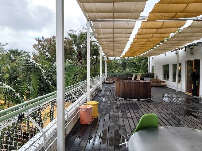 미국 로스앤젤레스(LA) 시내에 자리한 ‘더 프리저브’ 2층 옥상은 쉼터다. 옥상 아래에 심은 나무들과 식물들이 밀림을 연상시킨다. 김광수 선임기자