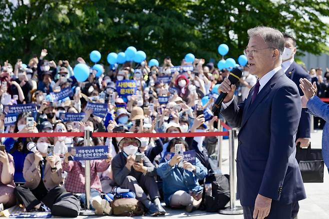지난 2022년 5월10일 문재인 대통령이 KTX울산 통도사역에 도착해 환영 나온 시민들에게 인사말을 하고 있다. 청와대사진기자단