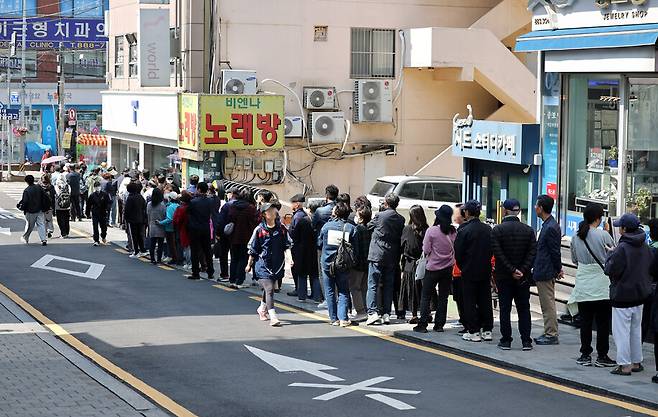 해킹으로 가입자 개인정보가 유출된 에스케이텔레콤(SKT)이 유심 무상 교체를 시작한 28일 오전 서울 관악구의 한 대리점 앞에 사람들이 줄을 서 있다. 김영원 기자 forever@hani.co.kr