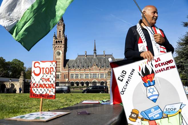 28일(현지시각) 네덜란드 헤이그의 국제사법재판소 등이 위치한 평화궁 앞에서 팔레스타인 지지 시위가 이어지고 있다. 헤이그/EPA 연합뉴스