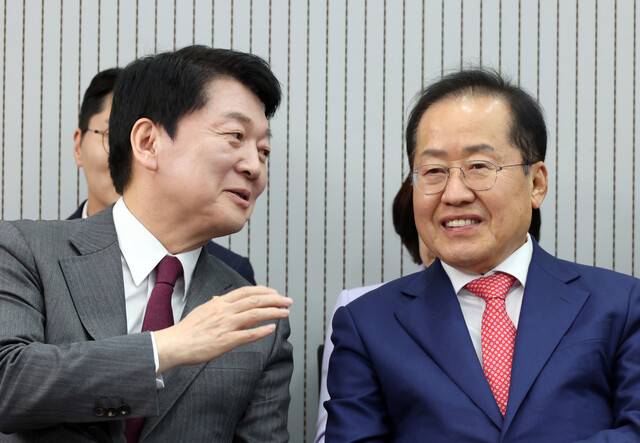 29일 서울 여의도 국민의힘 당사에서 열린 제21대 대통령 후보자 국민의힘 3차 경선 진출자 발표 행사에서 결과 발표 전 안철수·홍준표 후보가 대화하고 있다. 국회사진기자단