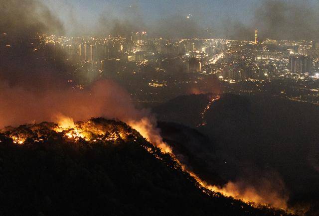 28일 오후 2시 1분께 대구 북구 노곡동 함지산에서 발생한 산불이 야간에도 확산하고 있다. 대구=연합뉴스