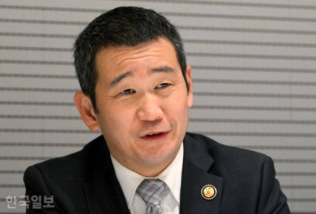 데이브 민 미국 연방 하원의원이 도널드 트럼프 미국 행정부 2기 100일을 앞둔 지난 19일 서울 중구 한국일보 본사에서 인터뷰하고 있다. 서재훈 기자