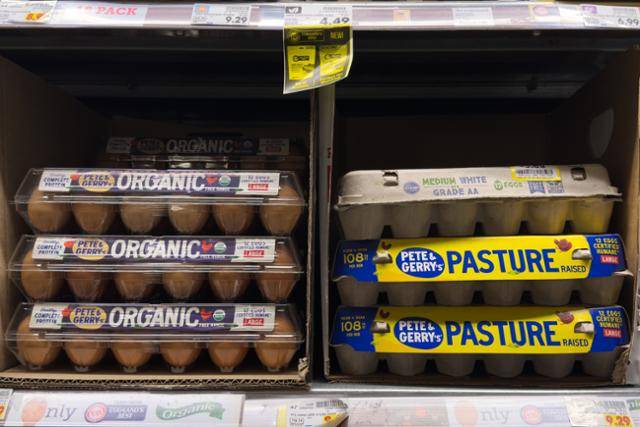 지난 2월 12일 미국 캘리포니아주 로스앤젤레스의 한 시장에 계란이 진열돼 있다. 로스앤젤레스=EPA 연합뉴스