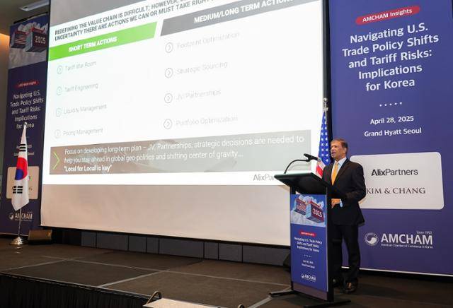 시브 시바라만 알릭스파트너스(AlixPartners) 아시아 지역 총괄 대표가 28일 서울 그랜드 하얏트 호텔에서 열린 '미국 통상 정책 변화와 관세 리스크: 한국 산업에 미치는 영향' 세미나 기조연설을 하고 있다. 암참 제공