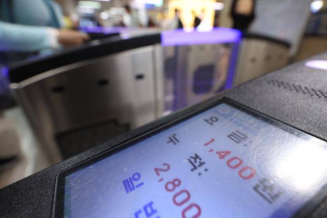 지난 21일 서울 용산구 서울역 개찰구에서 시민들이 지하철을 이용하고 있다. 뉴시스