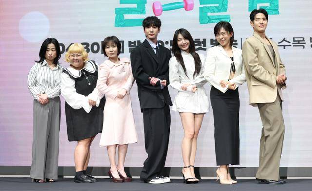 권현진 기자 = 배우 이지혜(왼쪽부터)와 홍윤화 박성연 이준영 정은지 이미도 이승우가 29일 오후 서울 구로구 신도림 디큐브시티 더 세인트에서 열린 KBS 2TV 새 수목드라마 24시 헬스클럽 제작발표회에 참석해 포즈를 취하고 있다. 뉴스1