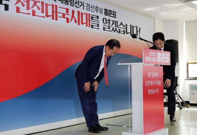 국민의힘 대선후보 경선에서 탈락한 홍준표 전 대구시장이 29일 여의도 캠프 사무실에서 사퇴 입장을 밝히기 전 인사를 하고 있다. 뉴시스
