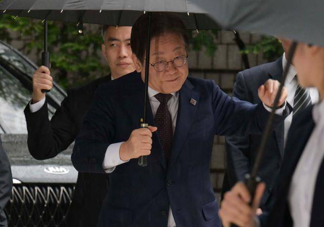 이재명 전 더불어민주당 대표가 22일 서울 서초구 서울중앙지법에서 열린 '대장동·성남FC' 사건 1심 공판에 출석하고 있다. 강예진 기자