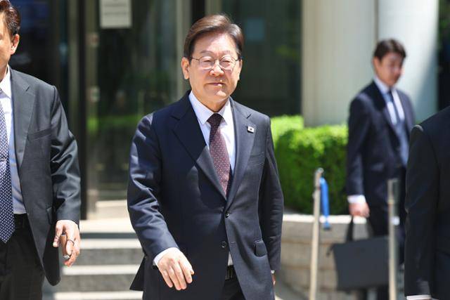 이재명 더불어민주당 대선 후보가 29일 서울 서초구 서울중앙지법에서 열린 '대장동 배임·성남FC 뇌물' 1심 속행 공판이 끝난 뒤 법원을 나서고 있다. 연합뉴스