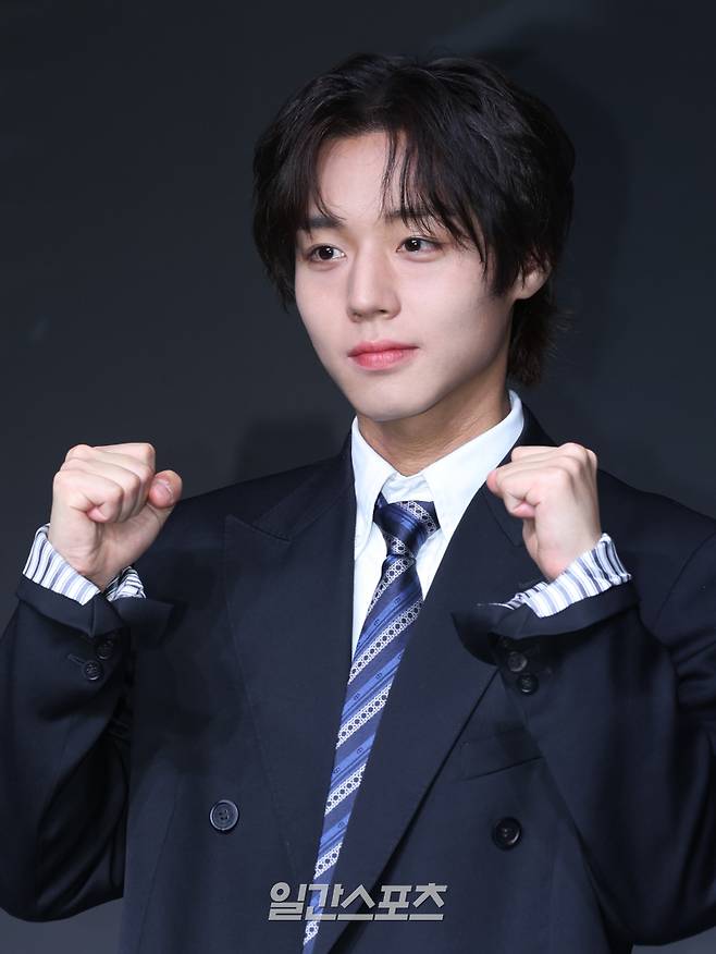 배우 박지훈이 21일 오전 서울 마포구 호텔 나루 서울 엠갤러리에서 열린 넷플릭스 오리지널 '약한영웅 Class 2' 제작발표회에 참석해 포토타임을 갖고 있다. '약한영웅 Class 2'는 친구를 위해 폭력에 맞섰으나 끝내 지키지 못한 트라우마를 안고 은장고로 전학 간 모범생 연시은이 다시는 친구를 잃을 수 없기에 더 큰 폭력과 맞서면서 벌어지는 처절한 생존기이자 찬란한 성장담을 그린다. 오는 25일 공개. 서병수 기자 qudtn@edaily.co.kr /2025.04.21/