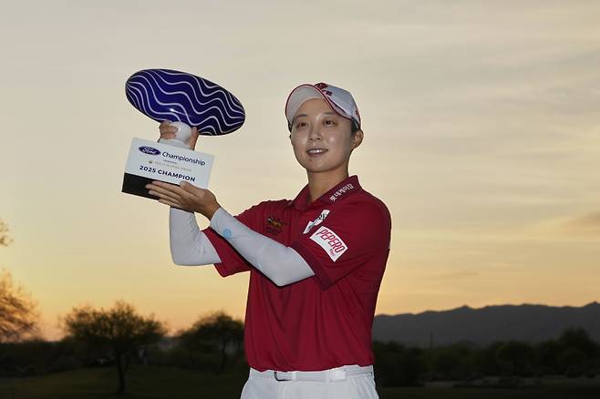 <yonhap photo-3311=""> 지난 3월 포드 챔피언십에서 우승한 김효주. AP=연합뉴스</yonhap>