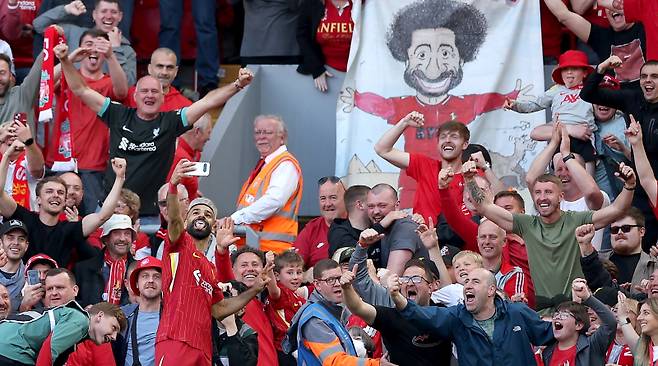 살라가 토트넘전 득점 후 리버풀 팬들과 셀피를 찍는 모습. 사진=EPA 연합뉴스