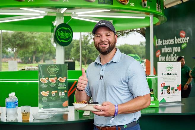 비비고 컨세션을 방문해 한식을 체험하고 있는 골프 팬. CJ 제공