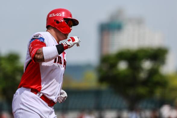 KIA 최형우가 홈런을 기록한 뒤 베이스를 돌고 있다. KIA 제공