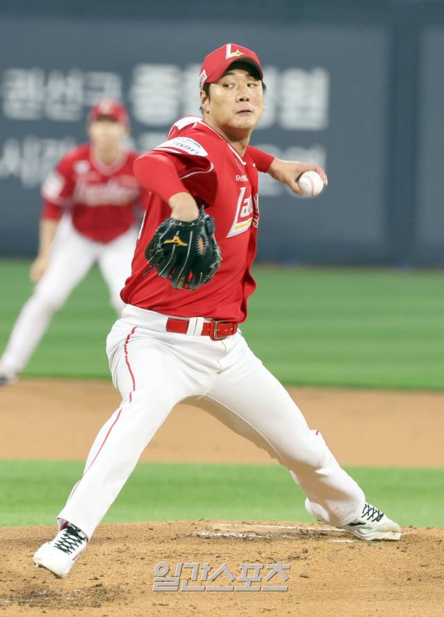 22일 오후 수원 KT위즈파크에서 열린 2025 프로야구 SSG 와 KT 경기. SSG 선발 김광현이 힘차게 공을 던지고 있다. 수원=정시종 기자&nbsp; /2025.04.22.
