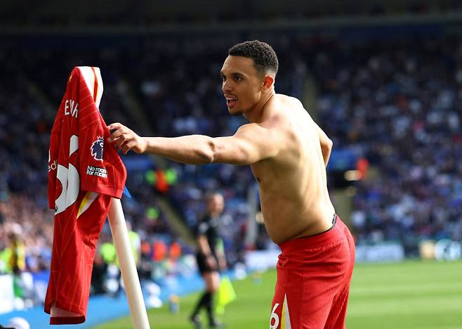 <yonhap photo-0367=""> Soccer Football - Premier League - Leicester City v Liverpool - King Power Stadium, Leicester, Britain - April 20, 2025 Liverpool's Trent Alexander-Arnold celebrates scoring their first goal Action Images via Reuters/Andrew Boyers EDITORIAL USE ONLY. NO USE WITH UNAUTHORIZED AUDIO, VIDEO, DATA, FIXTURE LISTS, CLUB/LEAGUE LOGOS OR 'LIVE' SERVICES. ONLINE IN-MATCH USE LIMITED TO 120 IMAGES, NO VIDEO EMULATION. NO USE IN BETTING, GAMES OR SINGLE CLUB/LEAGUE/PLAYER PUBLICATIONS. PLEASE CONTACT YOUR ACCOUNT REPRESENTATIVE FOR FURTHER DETAILS.. TPX IMAGES OF THE DAY/2025-04-21 04:21:00/ <저작권자 ⓒ 1980-2025 ㈜연합뉴스. 무단 전재 재배포 금지, AI 학습 및 활용 금지></yonhap>