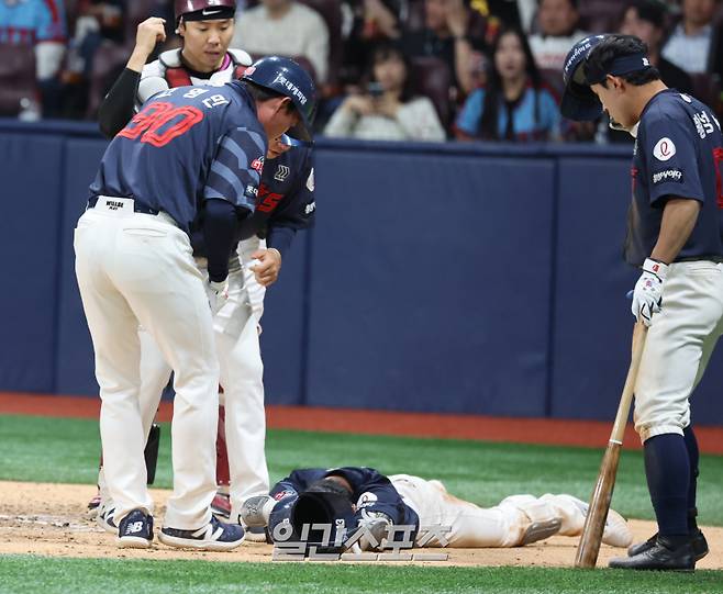 29일 오후 서울 고척스카이돔에서 열린 2025 프로야구 롯데 와 키움 경기. 롯데 전민재가 7회 키움 투수 양지율의 공에 머리를 맞고 누워있다. 고척=정시종 기자 capa@edaily.co.kr /2025.04.29.