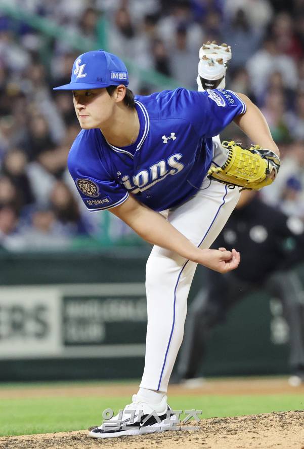 2025 KBO리그 프로야구 SSG 랜더스와 삼성 라이온즈의 경기가 29일 오후 인천SSG랜더스필드에서 열렸다. 7회말 1사 2,3루 이호성이 구원등판해 역투하고 있다. 인천=김민규 기자&nbsp; /2025.04.29/