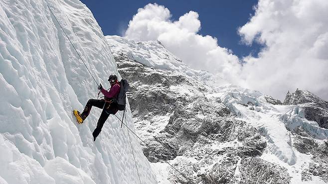 에베레스트 등정 도전하는 산악인