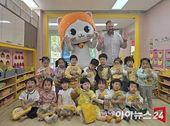 의성군이 어린이날을 맞아 지역 어린이집 원어민 영어교실에서 특별 이벤트 수업을 진행하고있다. [사진=의성군]