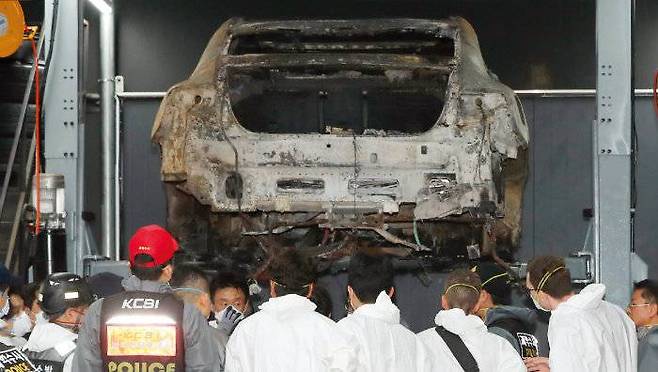 2024년 8월 8일 경찰과 소방당국 관계자들이 인천 서구 한 자동차공업소에서 화재가 발생한 벤츠 전기차에 대해 2차 합동감식을 진행하는 모습 / 출처=동아일보