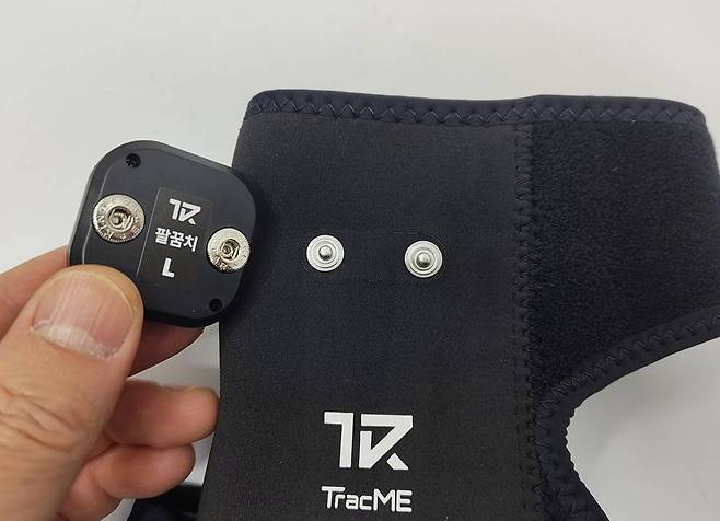 센서는 버튼 형태로 보호대에 부착할 수 있다 / 출처=IT동아