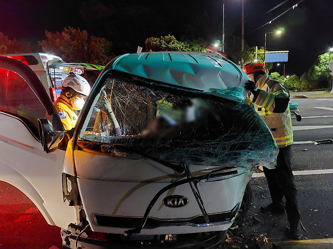 어제(28일) 밤 제주 서귀포시 서호동의 한 도로에서 소형 트럭이 가로수를 들이받아 40대 중국인 운전자가 크게 다쳤다.  (사진, 제주소방안전본부)