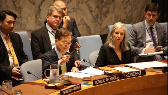 황준국 주유엔대표부 대사가 지난해 6월 유엔 안보리 의장으로서 회의를 진행하는 모습. [주유엔대한민국대표부]