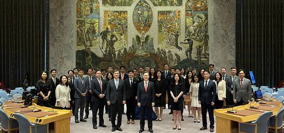 황준국 대사(앞줄 가운데)를 비롯한 주유엔 대표부 소속 대한민국 외교관들이 지난해 6월 유엔 본부 안보리 회의장에서 한자리에 모였다. 1996~1997년과2013~2014년에 안보리 비상임 이사국으로 선출됐던 한국은 2024년 1월부터 올해 말까지 세 번째 이사국으로 활동하고 있다. [주유엔대한민국대표부]