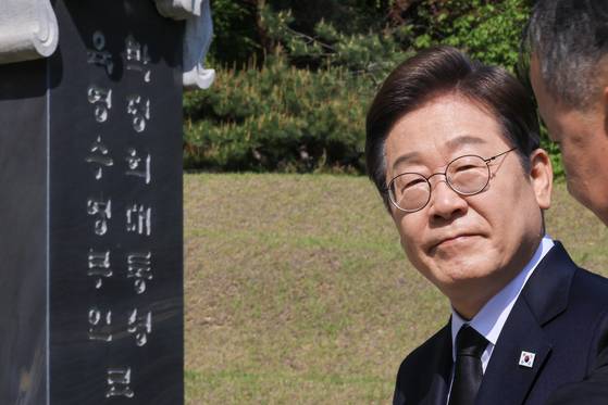 이재명 더불어민주당 제21대 대통령 선거 후보가 28일 오전 서울 동작구 국립서울현충원 박정희 전 대통령 묘역을 참배하고 있다. 이날 이 후보는 방명록에 ‘함께 사는 세상, 국민이 행복한 나라, 국민이 주인인 대한민국, 국민과 함께 꼭 만들겠습니다’라고 적었다. [뉴시스]