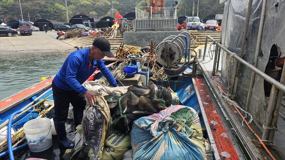 지난 24일 충남 보령시 대천항에서 키조개 등을 정리하는 진양3호 선장 양시동씨. 4월 중순 꽃게 성어기지만 이날 양씨는 키조개와 약간의 주꾸미만 잡아왔다. 정은혜 기자