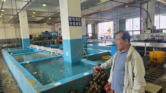 지난 24일 충남 보령시 대천항 신흑수협위판장. 오후 1시에는 꽉 차있어야 할 위판장 수조가 텅텅 비어있다. 정은혜 기자