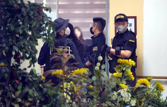 28일 충북 청주의 한 고등학교에서 재학생 A군이 교사와 교직원 등을 상대로 흉기를 휘둘러 6명이 중경상을 입는 등 흉기 난동 사건이 발생, 경찰과 국과수 요원들이 학교에 출동해 있다. 김성태 객원기자