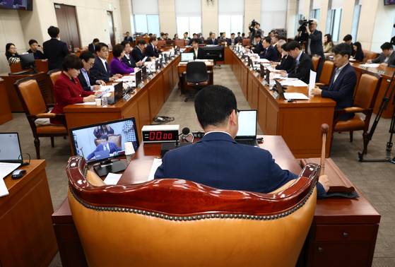 신정훈 행정안전위원장이 28일 서울 여의도 국회에서 열린 행정안전위원회 전체회의에서 2025년도 제1회 추가경정예산안(정부) 등 안건을 상정하며 의사봉을 두드리고 있다. 뉴스1