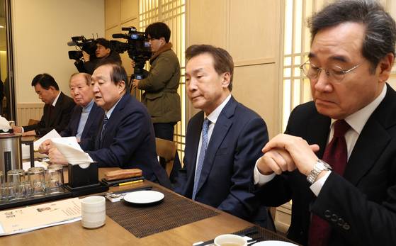 전 국회의장·국무총리·당대표로 구성된 '나라를 걱정하는 원로모임' 제3차 간담회가 지난 2월 3일 오전 서울 여의도 한 음식점에서 열려 정대철 헌정회장이 발언하고 있다. 오른쪽은 이낙연 전 국무총리.연합뉴스