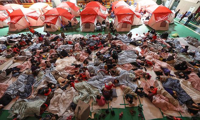 3월26일 경북 영양군 영양군민회관 대피소에서 산불로 인해 대피한 주민들이 휴식을 취하고 있다. /윤관식 제공