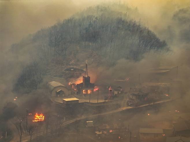 경북 의성군 산불 발생 나흘째인 3월25일 의성군 단촌면 하화1리 마을이 강풍에 날아온 산불 불씨로 인해 불타고 있다. /윤관식 제공