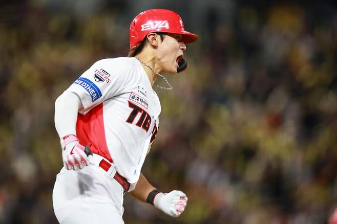 ▲ 지난 25일 LG 트윈스와의 경기에서 2타점 적시타를 때려낸 뒤 포효하는 김도영 [KIA 타이거즈]