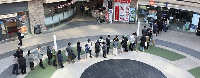 가입자 유심(USIM) 정보를 탈취당한 SK텔레콤이 유심 무료교체 서비스를 시작한 지 이틀째인 29일 서울 시내 한 SK텔레콤 대리점에 시민들이 줄을 서서 교체를 기다리고 있다. 사진=연합뉴스