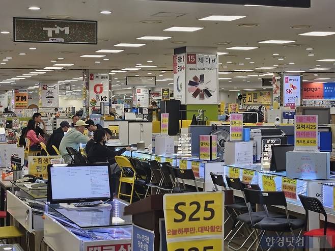 29일 서울 구로구 신도림 휴대폰 집단상가에서 방문객들이 스마트폰 상담을 받고 있다. 사진=박수빈 기자