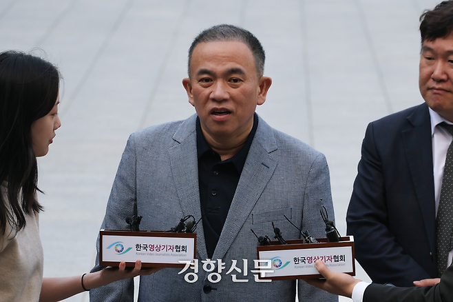 명태균씨가 윤석열 전 대통령 부부와 여권 정치인 다수가 연루된 공천 개입·여론조사 의혹 관련 조사를 받기 위해 29일 서울 서초구 서울고검으로 출석하며 취재진 질문에 답하고 있다. 성동훈 기자