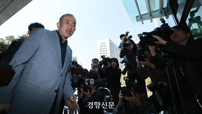 명태균씨가 윤석열 전 대통령 부부와 구(舊)여권 정치인 다수가 연루된 공천 개입·여론조사 의혹 관련 조사를 받기 위해 29일 서울 서초구 서울고검으로 출석하고 있다. 성동훈 기자