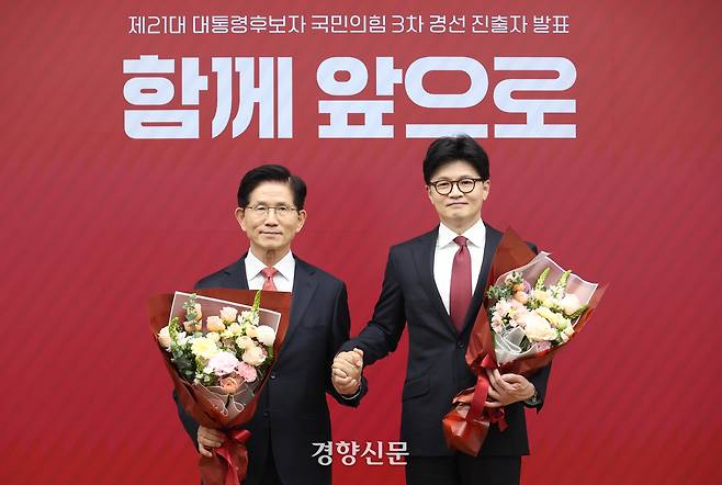 29일 서울 여의도 국민의힘 당사에서 열린 제21대 대통령 후보자 국민의힘 3차 경선 진출자 발표 행사에서 3차 경선에 진출한 김문수(가나다순) 후보와 한동훈 후보가 기념촬영을 하고 있다. 국회사진기자단