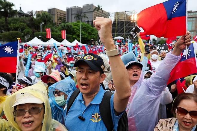 26일 대만 타이베이시에서 열린 반정부 집회에서 사람들이 라이칭더 총통에게 물러나라고 외치고 있다. AFP연합뉴스