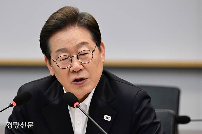 이재명 더불어민주당 대선 후보가 지난 28일 경기 이천시 SK하이닉스 이천캠퍼스에서 열린 A I메모리 반도체 간담회에 참석해 모두발언을 하고 있다. 국회사진기자단