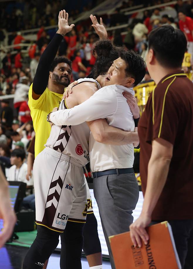 이번엔 챔피언 반지 꼭 끼자 프로농구 조상현 창원 LG 감독이 지난 28일 울산 현대모비스와의 4강 플레이오프 3차전에서 승리한 뒤 아셈 마레이와 포옹하며 기뻐하고 있다. 울산 | 연합뉴스