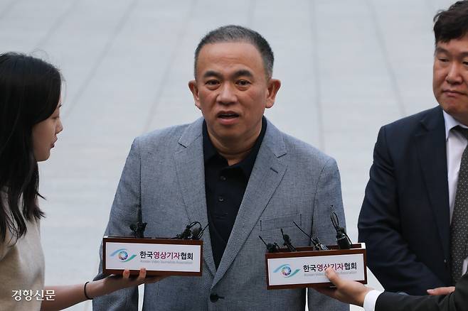 “오세훈 잡으러 올라왔다” 정치브로커 명태균씨가 윤석열 전 대통령 부부 등이 연루된 공천 개입 의혹 관련 조사를 받기 위해 29일 서울고검 청사로 출석하며 취재진 질문에 답하고 있다. 성동훈 기자