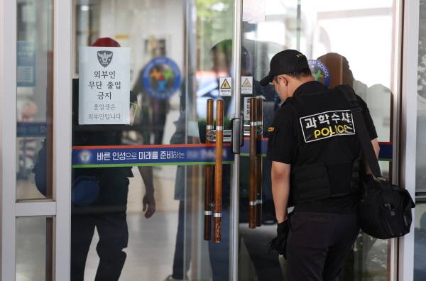 지난 28일 학생 흉기 난동이 발생한 청주의 한 고등학교에서 경찰 등이 사고 상황을 파악하고 있다. 연합뉴스